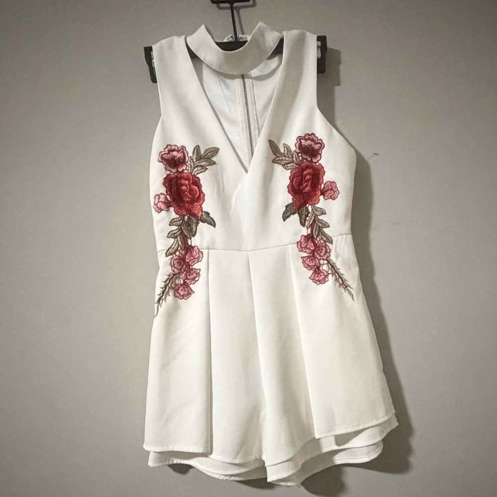 L ATISTE by AMY White Floral Embroidered Halter Romper mint condition